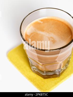 Un caffè cortado su sfondo bianco. Foto Stock