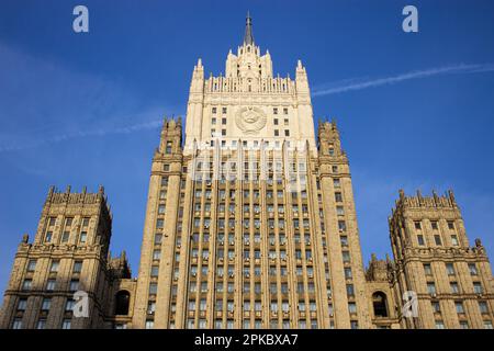 Mosca, Russia. 05th Apr, 2023. Il Ministero degli Esteri russo a Mosca. Il servizio stampa del Ministero degli Esteri russo ha accusato le autorità ucraine di aver colpito i satelliti civili russi con l’aiuto di “specialisti stranieri”. Il servizio stampa del ministero ha aggiunto che la Russia "ha il diritto di rispondere in modo appropriato”. (Foto di Vlad Karkov/SOPA Images/Sipa USA) Credit: Sipa USA/Alamy Live News Foto Stock