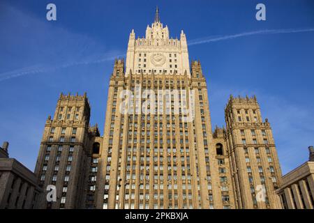 Mosca, Russia. 5th Apr, 2023. Il Ministero degli Esteri russo a Mosca. Il servizio stampa del Ministero degli esteri russo ha accusato le autorità ucraine di aver colpito i satelliti civili russi con l'aiuto di "specialisti stranieri”. Il servizio stampa del ministero ha aggiunto che la Russia ''ha il diritto di rispondere in modo appropriato' (Credit Image: © Vlad Karkov/SOPA Images via ZUMA Press Wire) SOLO PER USO EDITORIALE! Non per USO commerciale! Foto Stock