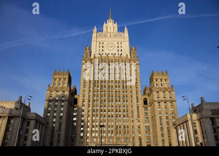 Mosca, Russia. 5th Apr, 2023. Il Ministero degli Esteri russo a Mosca. Il servizio stampa del Ministero degli esteri russo ha accusato le autorità ucraine di aver colpito i satelliti civili russi con l'aiuto di "specialisti stranieri”. Il servizio stampa del ministero ha aggiunto che la Russia ''ha il diritto di rispondere in modo appropriato' (Credit Image: © Vlad Karkov/SOPA Images via ZUMA Press Wire) SOLO PER USO EDITORIALE! Non per USO commerciale! Foto Stock