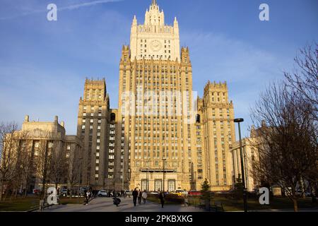 Mosca, Russia. 5th Apr, 2023. Il Ministero degli Esteri russo a Mosca. Il servizio stampa del Ministero degli esteri russo ha accusato le autorità ucraine di aver colpito i satelliti civili russi con l'aiuto di "specialisti stranieri”. Il servizio stampa del ministero ha aggiunto che la Russia ''ha il diritto di rispondere in modo appropriato' (Credit Image: © Vlad Karkov/SOPA Images via ZUMA Press Wire) SOLO PER USO EDITORIALE! Non per USO commerciale! Foto Stock