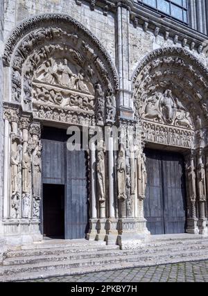 Portali sinistro e centrale, ingresso ovest, Cattedrale di Chartres, Francia Foto Stock