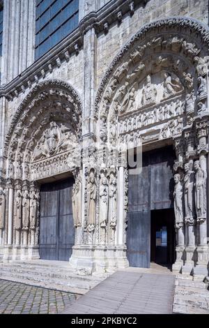Portali centrali e a destra, ingresso ovest, Cattedrale di Chartres, Francia Foto Stock