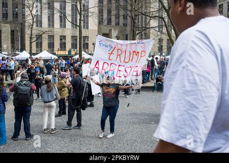 Il sostenitore anti-Trump tiene il segno di arresto di Trump al di fuori del Manhattan Criminal Court House, NYC, durante l’arraignment di Trump il 04 aprile 2023. Foto Stock