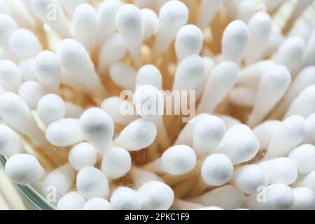 Molti bastoncini di cotone in vaso di vetro, primo piano Foto Stock