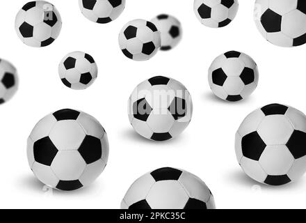 Caduta di nuove palle da calcio su sfondo bianco Foto Stock