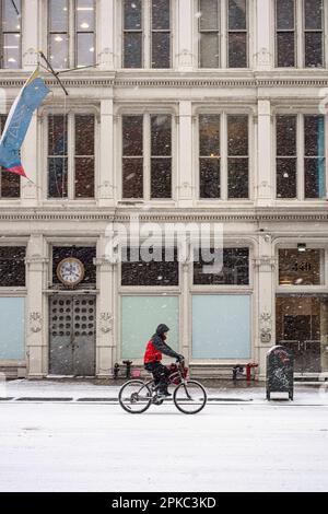 Una persona che consegna cibo a Lower Manhattan durante una tempesta di neve. Foto Stock