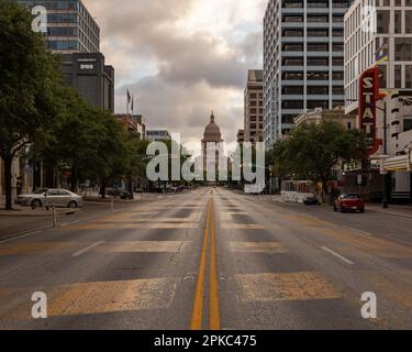 Una foto di Congress avenue ad Austin, Texas. Cinema Old Paramount, Texas state Capitol, estate Foto Stock