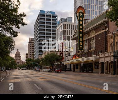 Una foto di Congress avenue ad Austin, Texas. Cinema Old Paramount, Texas state Capitol, estate Foto Stock