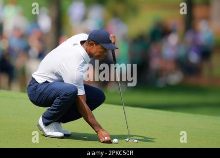 Augusta, Stati Uniti. 6th Apr, 2023. Tiger Woods of the United States allinea un putt durante il primo round del torneo di golf Masters 2023 all'Augusta National Golf Club di Augusta, negli Stati Uniti, il 6 aprile 2023. Credit: WU Xiaoling/Xinhua/Alamy Live News Foto Stock