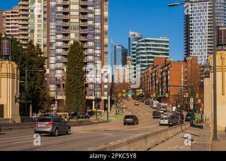 Traffico cittadino. Traffico nel centro di Vancouver Canada. Foto di edifici e strade, traffico autostradale lungo Burrard Street. Editoriale, foto di strada-Marc Foto Stock