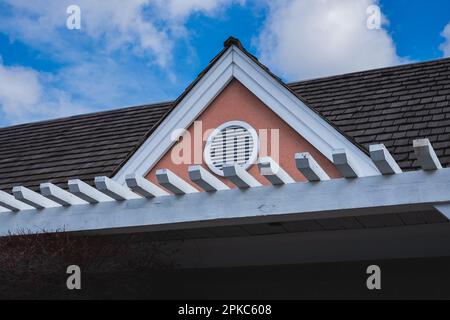 Tetto scandole in cima alla casa contro il cielo blu con nuvola, piastrelle di asfalto scuro sullo sfondo del tetto. scandole nere, tegole. Nessuno, selettivo Foto Stock