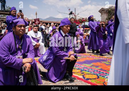 Antigua Guatemala, Guatemala. 06th Apr, 2023. Centinaia di cattolici della chiesa di San Francisco visti durante la processione del Giovedì Santo. La processione di Gesù del perdono dalla Chiesa di San Francisco ad Antigua Guatemala si è svolta il Giovedì Santo. La tradizione delle processioni della settimana Santa in Guatemala è stata recentemente dichiarata patrimonio culturale immateriale dell'umanità dall'UNESCO. Credit: SOPA Images Limited/Alamy Live News Foto Stock