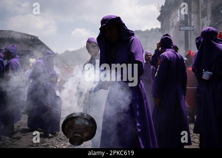 Antigua Guatemala, Guatemala. 06th Apr, 2023. L'uomo fuma incenso lungo il percorso della processione della chiesa di San Francisco, il Giovedì Santo ad Antigua. La processione di Gesù del perdono dalla Chiesa di San Francisco ad Antigua Guatemala si è svolta il Giovedì Santo. La tradizione delle processioni della settimana Santa in Guatemala è stata recentemente dichiarata patrimonio culturale immateriale dell'umanità dall'UNESCO. Credit: SOPA Images Limited/Alamy Live News Foto Stock