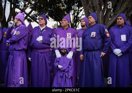 Antigua Guatemala, Guatemala. 06th Apr, 2023. I cattolici della chiesa di San Francisco guardano alla processione del Giovedì Santo. La processione di Gesù del perdono dalla Chiesa di San Francisco ad Antigua Guatemala si è svolta il Giovedì Santo. La tradizione delle processioni della settimana Santa in Guatemala è stata recentemente dichiarata patrimonio culturale immateriale dell'umanità dall'UNESCO. Credit: SOPA Images Limited/Alamy Live News Foto Stock