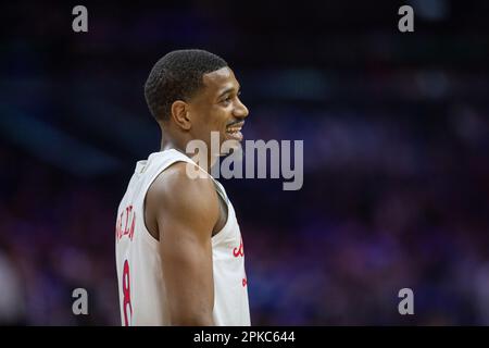 Philadelphia, USA, 6th 2023 aprile: De'Anthony Melton (8 sixers) durante il gioco della National Basketball Association tra Philadelphia Sixers e Miami Heat al Wells Fargo Center di Philadelphia, USA (Georgia Soares/SPP) Credit: SPP Sport Press Photo. /Alamy Live News Foto Stock