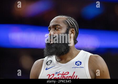 Philadelphia, USA, 6th 2023 aprile: James Harden (1 sixers) durante la partita della National Basketball Association tra Philadelphia Sixers e Miami Heat al Wells Fargo Center di Philadelphia, USA (Georgia Soares/SPP) Credit: SPP Sport Press Photo. /Alamy Live News Foto Stock