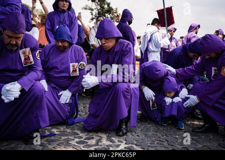 Antigua Guatemala, Guatemala. 06th Apr, 2023. I cattolici della chiesa di San Francisco guardano alla processione del Giovedì Santo. La processione di Gesù del perdono dalla Chiesa di San Francisco ad Antigua Guatemala si è svolta il Giovedì Santo. La tradizione delle processioni della settimana Santa in Guatemala è stata recentemente dichiarata patrimonio culturale immateriale dell'umanità dall'UNESCO. (Foto di Diego Radames/SOPA Images/Sipa USA) Credit: Sipa USA/Alamy Live News Foto Stock