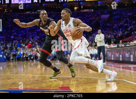 Philadelphia, USA, 6th 2023 aprile: De'Anthony Melton (8 Sixers) e Bam Adebayo (13 Heat) durante il gioco della National Basketball Association tra Philadelphia Sixers e Miami Heat al Wells Fargo Center di Philadelphia, USA (Georgia Soares/SPP) Credit: SPP Sport Press Photo. /Alamy Live News Foto Stock