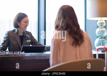 Il personale dell'hotel è a disposizione degli ospiti Foto Stock