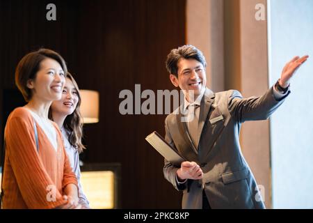 Il personale dell'hotel si occupa degli ospiti Foto Stock