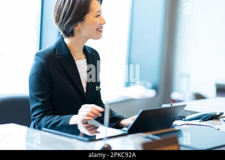 Il personale dell'hotel è al lavoro Foto Stock