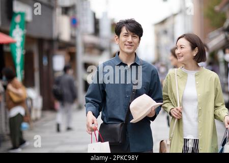 Uomini e donne che visitano Foto Stock