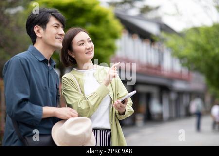 Uomini e donne che visitano Foto Stock