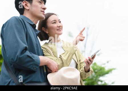 Uomini e donne che visitano Foto Stock