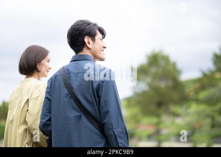 Uomini e donne che visitano Foto Stock