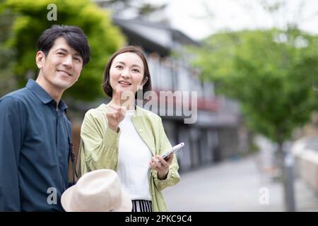 Uomini e donne che visitano Foto Stock