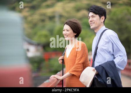 Uomini e donne che visitano Foto Stock