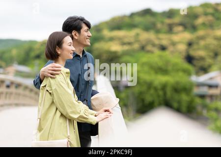 Uomini e donne che visitano Foto Stock