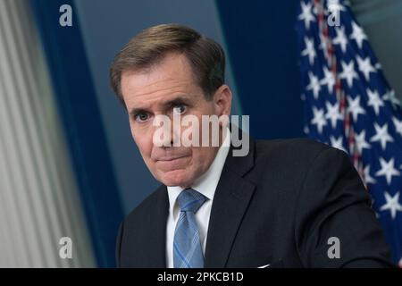 Washington, Stato di Vereinigte. 06th Apr, 2023. Coordinatore del Consiglio di sicurezza Nazionale per le comunicazioni strategiche John Kirby partecipa a un briefing di notizie alla Casa Bianca a Washington, DC, 6 aprile 2023. Chris Kleponis - Pool via CNP/dpa/Alamy Live News Foto Stock