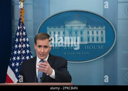 Washington, Stato di Vereinigte. 06th Apr, 2023. Coordinatore del Consiglio di sicurezza Nazionale per le comunicazioni strategiche John Kirby partecipa a un briefing di notizie alla Casa Bianca a Washington, DC, 6 aprile 2023. Chris Kleponis - Pool via CNP/dpa/Alamy Live News Foto Stock