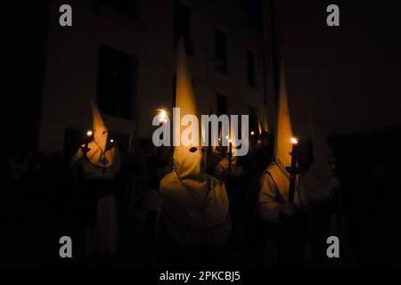 Zamora, Spagna. 06th Apr, 2023. I Penitenti della fraternità Gesù Yacente partecipano alla processione durante la settimana Santa a Zamora, nella Spagna nordoccidentale, giovedì 6 aprile 2023. Centinaia di processioni si svolgono durante la settimana Santa in tutta la Spagna, fino alla domenica di Pasqua. Foto di Paul Hanna/UPI Credit: UPI/Alamy Live News Foto Stock