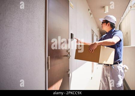 Serio-guardare sospetto imprenditore asiatico maschio che tocca gli occhiali  sul viso e accigliato dubbio, in piedi esitante o scettico, non fidarsi di  qualcuno Foto stock - Alamy