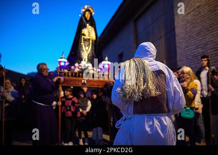 Un disciplinare si flagella davanti alla vergine. I Disciplinantes de la Cofradía de la Santa Veracruz de San Vicente, meglio conosciuti come 'Picaos', sono una delle manifestazioni religiose più importanti e conosciute in Spagna. I 'disciplinantes' vestiti con l'abito, vengono alla processione o all'ora Santa, Inginocchiati prima del passo a cui ha fatto l'offerta (di solito prima della 'dolorosa' o prima del 'Monumento' nella chiesa), dite una preghiera e, alzandosi in piedi, il compagno rimuove il mantello dalle spalle e apre l'apertura nella schiena. Il 'disciplinante' prende t Foto Stock