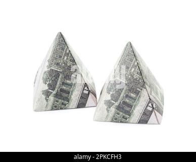 Piramidi di Origami in banconote in dollari su sfondo bianco Foto Stock