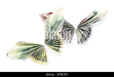 Farfalle Origami fatte di banconote in dollari su sfondo bianco Foto Stock