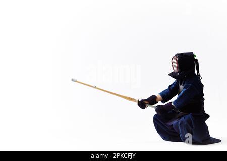 Un uomo che indossa un vestito di kendo in posizione kendo Foto Stock