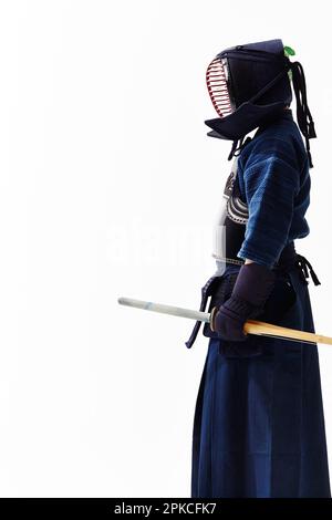 Un uomo che indossa un vestito di kendo in posizione kendo Foto Stock