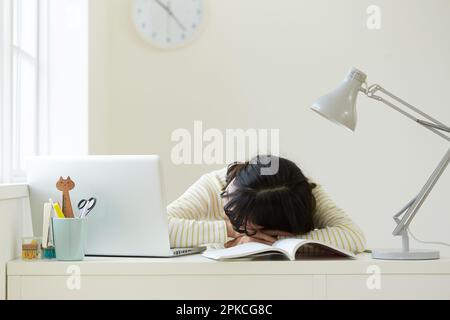 Studente femmina che si spianerà con il PC aperto Foto Stock