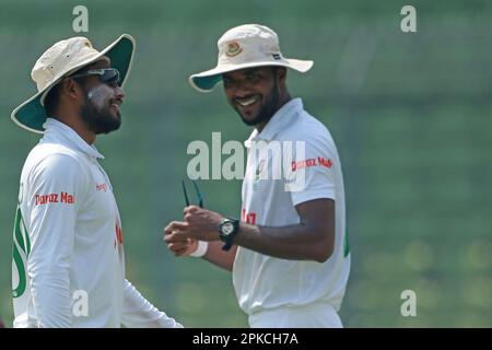 Nazmul Hasan Shanto (L) e Ebadot Hossain durante il quarto giorno della partita di test tra Bangladesh e Irlanda al National Cric di Sher-e-Bangla Foto Stock