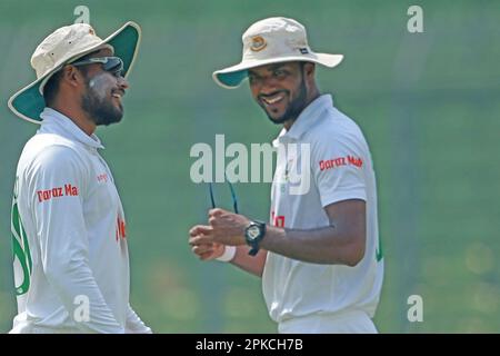 Nazmul Hasan Shanto (L) e Ebadot Hossain durante il quarto giorno della partita di test tra Bangladesh e Irlanda al National Cric di Sher-e-Bangla Foto Stock