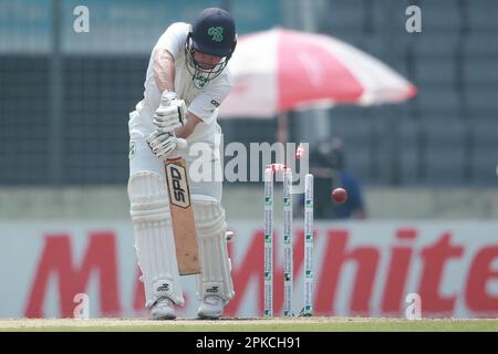 Andrew McBrine grassetto Ebadot Hossain (Unseen) durante il quarto giorno del solo test match tra Bangladesh e Irlanda a Sher-e-Bangla National Cri Foto Stock