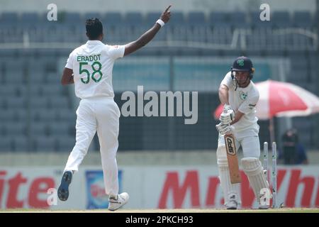 Andrew McBrine (R) grassetto Ebadot Hossain (L) durante il quarto giorno del solo test match tra Bangladesh e Irlanda a Sher-e-Bangla National Cric Foto Stock