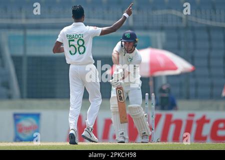 Andrew McBrine (R) grassetto Ebadot Hossain (L) durante il quarto giorno del solo test match tra Bangladesh e Irlanda a Sher-e-Bangla National Cric Foto Stock