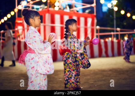 Ragazza in yukata danza bon danza in un festival Foto Stock