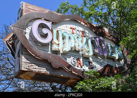 COSTA MESA, CALIFORNIA - 4 Apr 2023: Il Gypsy Den Cafe, una caffetteria con un'atmosfera bohémien che serve pasticceria, zuppe, panini e hamburger nel LABORATORIO An Foto Stock
